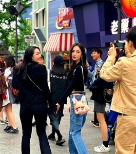 ​女明星被曝丁字裤外露游玩，网友炸锅，她回应了！