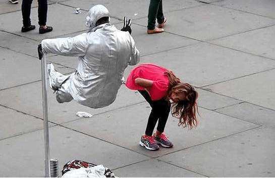 令人莫名其妙的街头悬空术,看完你也可以做到