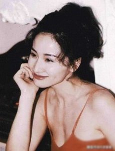 ​于莉：娱乐圈的璀璨星辰，情感的独特舞者