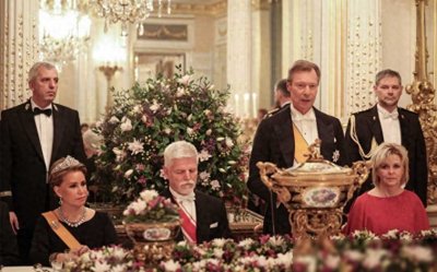 ​捷克第一夫人出席卢森堡国宴！穿红色礼服裙短发干练，美得出圈了