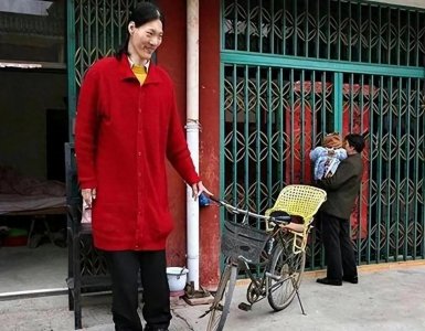 ​＂安徽女巨人！78码鞋子背后的传奇故事，揭秘巨人生活！＂