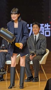 ​50岁潘粤明与小女友尹姝贻同台甜蜜现身，满脸宠爱引网友羡慕