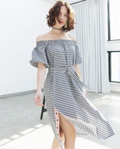 ​露肩装就是将性感的小肩膀露出来，不少MM夏季很多衣服都是这样的