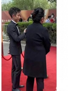 ​6位瘦成“纸片人”的男星，文物脸、骷髅脸、筷子腿，越看越难看