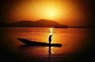 ​半江瑟瑟半江红的瑟瑟是什么意思？