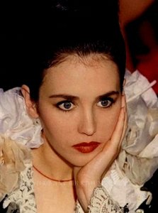 ​惊艳的阿佳妮：3次被弃，有两个儿子，67岁不婚容貌大变样