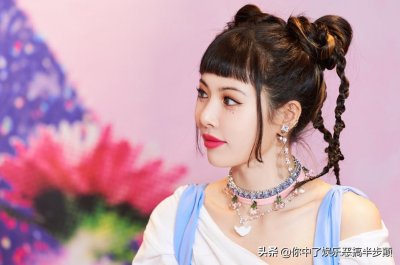 ​泫雅发照疑似在舌头上纹身，让粉丝大吃一惊，真相很快乐