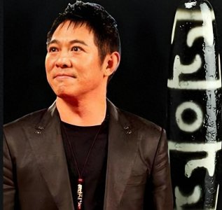 ​世界上仅存的两颗九眼天珠，一颗就在李连杰的脖子上，价值上亿