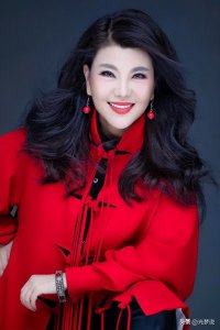 ​同样是靠《套马杆》出道爆火，为何一个成央视宠儿，一个无人问津