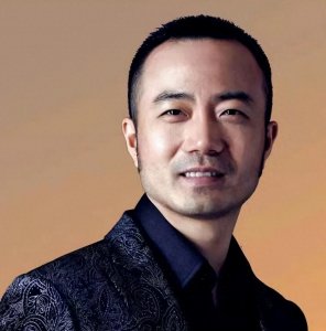 ​被骗进传销反成骨干，靠嘴忽悠国人净赚数亿，移民后享国宾级待遇