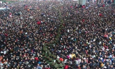 ​08年春运遇上冰灾，40万人被困车站11天,4万军警做人墙救援