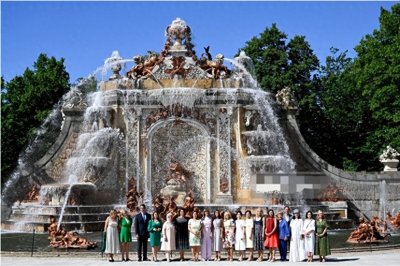 ​北约峰会夫人团全家福来啦！吉尔站C位，韩国夫人拿折扇亮相