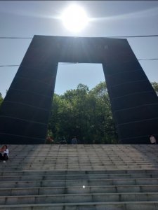 ​国防教育基地，红色旅游佳园——虎头山革命烈士陵园