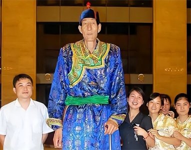 ​中国第一巨人鲍喜顺：不听医生忠告执意生下一子，儿子后来如何？