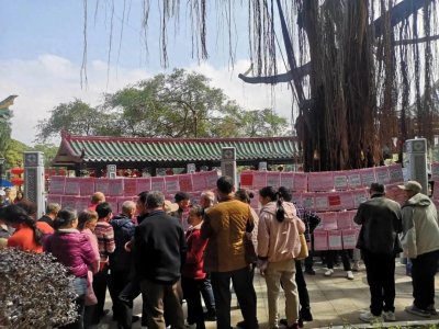 ​南宁人民公园相亲角，离了大谱的婚恋修罗场