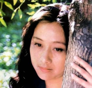 ​演员黄梅莹：命运坎坷，嫁给金鑫后恩爱38年，如今儿子是她的骄傲