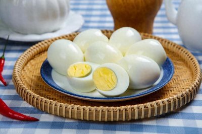 ​水煮蛋，冷水开水煮都不对，教您正确做法，鸡蛋鲜嫩，壳一碰就掉