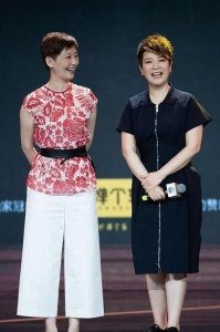 ​冯小刚妻子和陈小艺同框，虽然都是短发，但一个老气，一个优雅