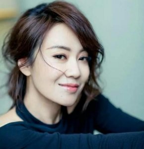 ​闫妮的三段情史：清一色的小鲜肉，分手后曾叫20个保安护驾？