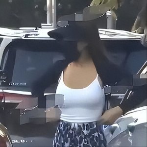 ​释小龙妻子露面太吸睛！身材丰满、长腿抢镜，堪称女神！