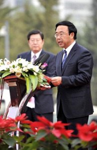 ​山东“黄三亿”黄胜：敛财千万养46位情妇，落马前妻子已携款移民