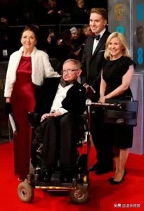 ​爱的双轨：霍金与两任妻子的深情纠葛及生命终章的温情重逢