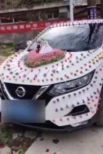 ​用1314根棒棒糖装饰婚车，新娘还没下车就被抢完了，网友：新娘还在就行