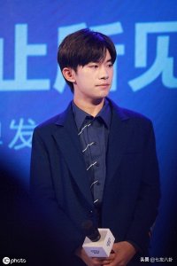 ​心动！易烊千玺蓝色西装斯文帅气，自信发言魅力四射