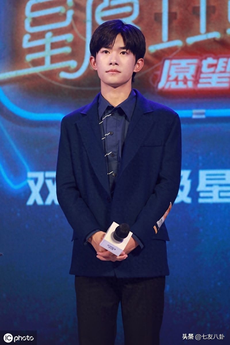 心动!易烊千玺蓝色西装斯文帅气,自信发言魅力四射