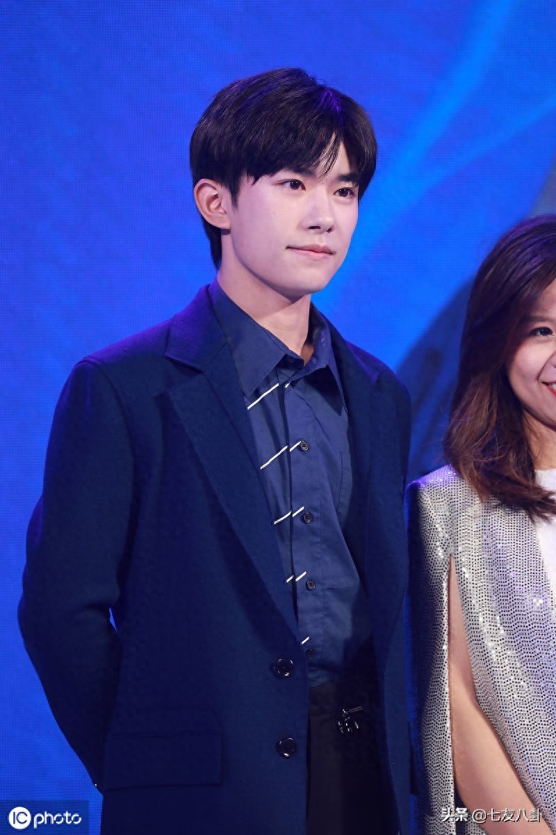 心动!易烊千玺蓝色西装斯文帅气,自信发言魅力四射