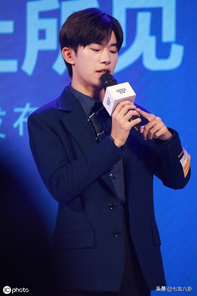 心动!易烊千玺蓝色西装斯文帅气,自信发言魅力四射