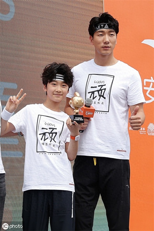 张亮宣布2年前离婚，女方曾被称拯救了银河系，如今沦为糟糠之妻