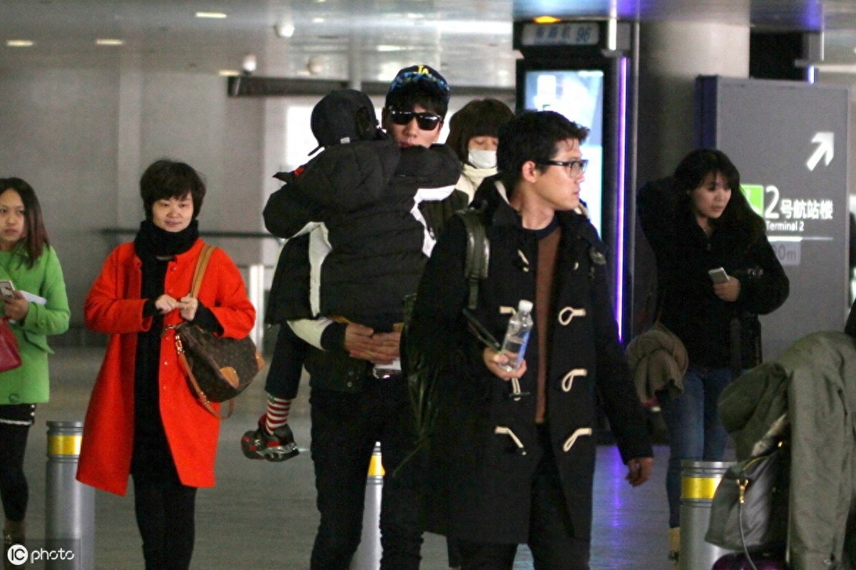 张亮宣布2年前离婚，女方曾被称拯救了银河系，如今沦为糟糠之妻