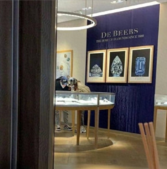 张亮宣布2年前离婚，女方曾被称拯救了银河系，如今沦为糟糠之妻