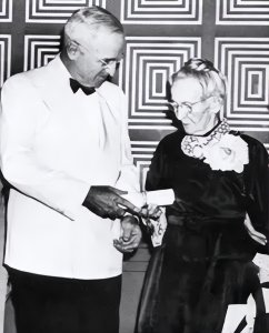 ​53岁开始画画，80岁才出道，100岁誉满世界，享受热爱的摩西奶奶