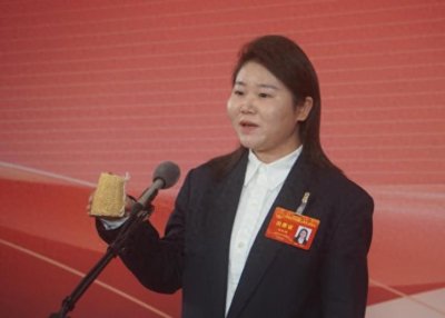 ​河南女孩卖丝瓜络爆火 , 18美金一个 , 制成拖鞋、面包 , 年销售3700万