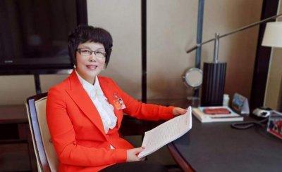 ​陈爱莲：曾是开拖拉机的少女，如今身价千亿，买100辆宝马送员工