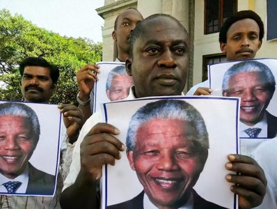 ​坐牢27年，出狱后把国家给毁了，南非总统曼德拉是圣人还是罪人