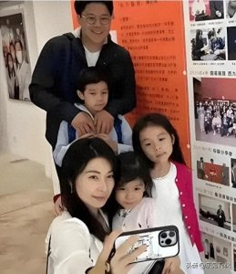 ​郭晶晶在凤临阁给长女庆生，她素颜端庄太有主母范，霍震霆也陪同