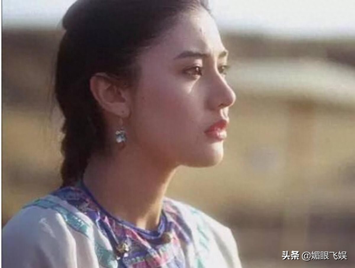 看过李嘉欣这几组老照片，网友：我再也不说她不是绝色美女了