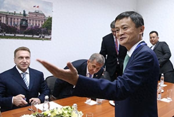 马云今天退休，回顾马云的20张照片，致敬乡村教师马老师