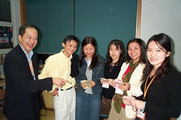 马云今天退休，回顾马云的20张照片，致敬乡村教师马老师