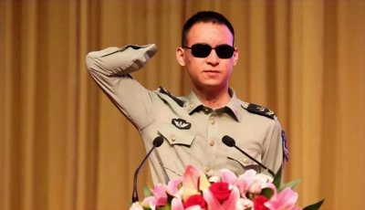 ​“排雷英雄战士”杜富国，与妻子王静携手，出现在妹妹婚礼现场