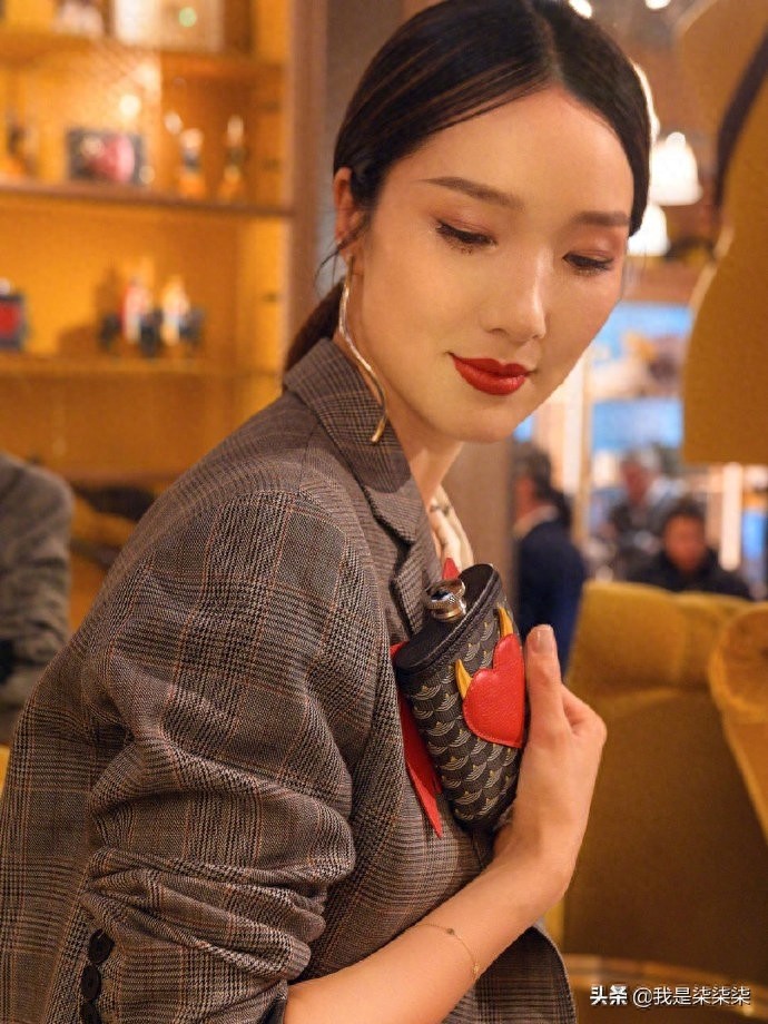 王祖蓝的妻子“李亚男”确实漂亮，祖蓝上辈子一定“拯救”过宇宙