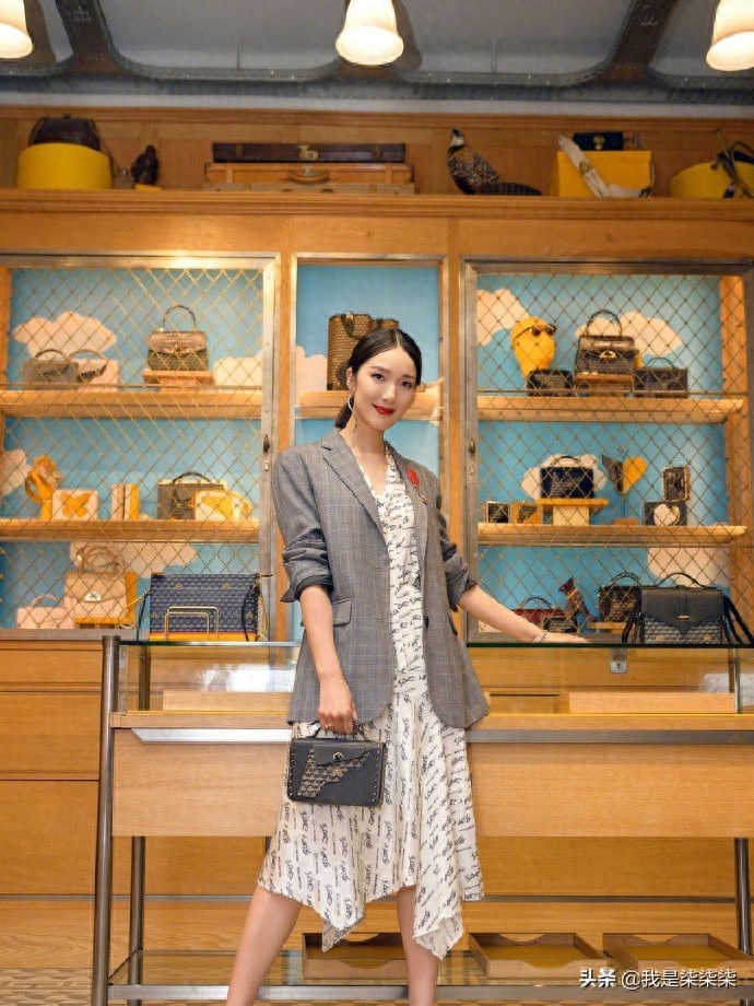 王祖蓝的妻子“李亚男”确实漂亮，祖蓝上辈子一定“拯救”过宇宙