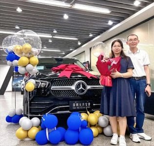 ​奔驰女亲吻照竟是亲姐？谢岳家宴隐藏细节曝光，离婚谣言如何破局