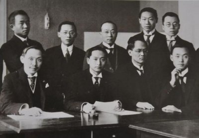 ​第一个得知中国在巴黎和会上拒绝签字消息的人是谁？