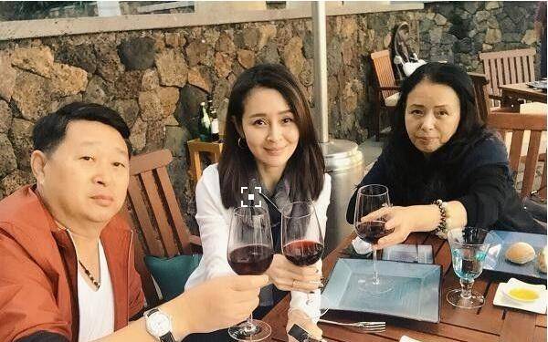 于明加是方舒女儿父亲于世立照片?于明加为什么叫贵姐
