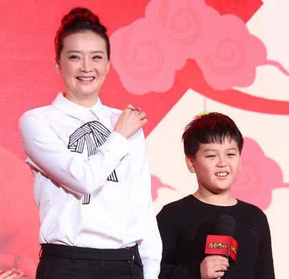 51岁陈锦鸿妻子发福似路人，45岁王艳嫁富豪老公鲜花插在牛粪上