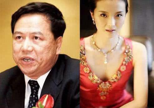 51岁陈锦鸿妻子发福似路人，45岁王艳嫁富豪老公鲜花插在牛粪上